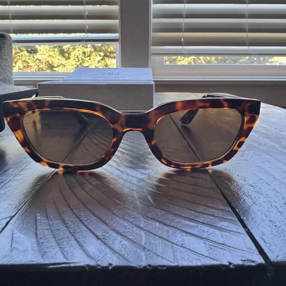 NWOT Women’s Otra Sunglasses